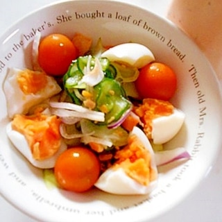 きゅうりと赤玉ねぎと摘果メロンの卵サラダ